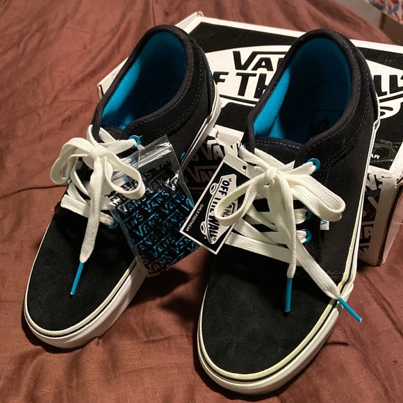 Women’s Vans Brand Laced Tennis Shoes.  NWT! - Picture 9 of 16
